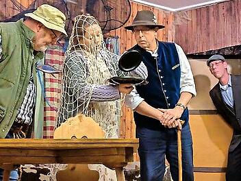 Von links Jürgen Ellerbock, Silke Wolfrum und Gerhard Römer; hinten aus der Tür schaut Thomas Drummer.