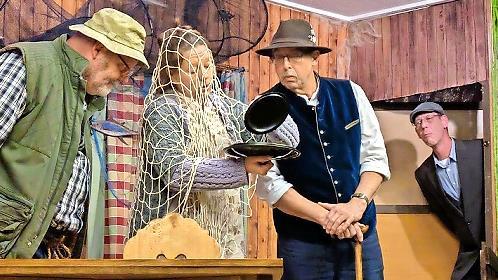 Von links Jürgen Ellerbock, Silke Wolfrum und Gerhard Römer; hinten aus der Tür schaut Thomas Drummer.