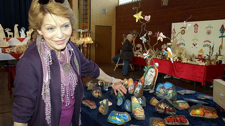 Ein Supertalent beim Malen auf Schiefer ist Dagmar Hänel aus Steinwiesen, die seit 1992 immer dabei ist und auch den Maltisch für die Kinder leitet.