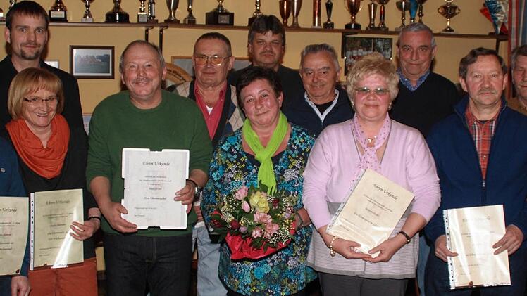 Die Geehrten des TSV mit dem neuen Ehrenmitglied Hans Schröter (4. von links).  Foto: G. Bauer