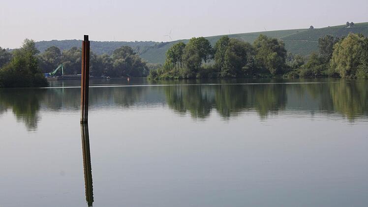Die Verfüllarbeiten am unteren See in Mainsondheim laufen unbeirrt weiter - fernab der Ufer arbeiten die Beteiligten daran, eine optimale Lösung für alle zu finden.  Foto: Riegler