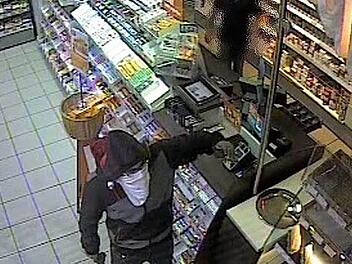 Bewaffnet mit einer Schreckschusspistole überfielen die beiden Männer im Oktober 2013 eine Tankstelle in Coburg. Dieses Foto stammt aus der Überwachungskamera. Foto: Polizei