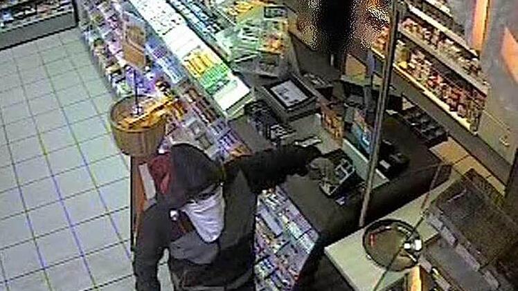 Bewaffnet mit einer Schreckschusspistole überfielen die beiden Männer im Oktober 2013 eine Tankstelle in Coburg. Dieses Foto stammt aus der Überwachungskamera. Foto: Polizei