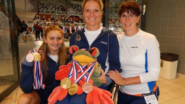 Elena Krawzow (l.) drängt sich nicht in den Vordergrund. Die Bambergerin präsentierte stolz ihre diesjährige Medaillenausbeute bei den Europameisterschaften; daneben die langjährige internationale Spitzenschwimmerin Kirsten Bruhn und Bundestrainerin Ute Schinkitz (r.). Foto: privat