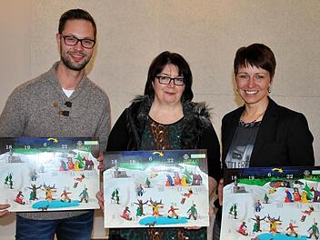 Der neue Lions-Adventskalender: Brigitte Schmidt vom Lions-Club Bad Königshofen, Präsidentin Alexandra Bilko-Pflaugner (Lions Bad Königshofen, rechts) und Präsident Dr. Christian Machon (Lions Bad Neustadt) präsentieren die diesjährige Ausgabe.  Foto: Regina Vossenkaul