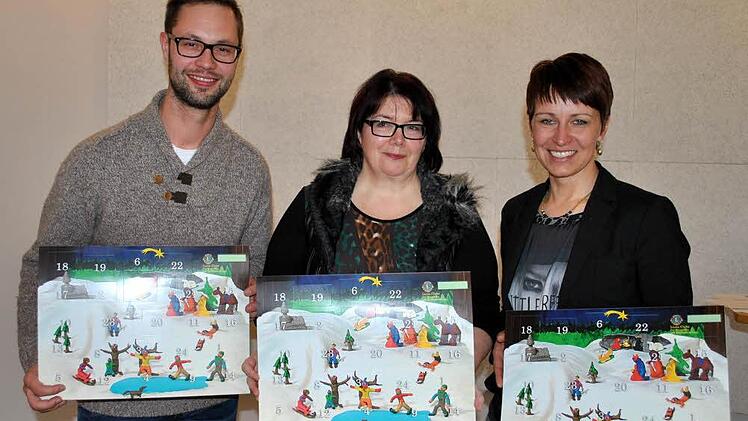 Der neue Lions-Adventskalender: Brigitte Schmidt vom Lions-Club Bad Königshofen, Präsidentin Alexandra Bilko-Pflaugner (Lions Bad Königshofen, rechts) und Präsident Dr. Christian Machon (Lions Bad Neustadt) präsentieren die diesjährige Ausgabe.  Foto: Regina Vossenkaul
