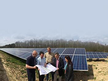 Bei der Inbetriebnahme: (von links) Projektentwickler Alexander Wachter, Adolf Stögbauer von der ausführenden Firma Amatec, Investor Harald Eder, Bürgermeister Siegfried Decker und Diana Boller vom Bauamt der Gemeinde. Foto: Jürgen Gärtner