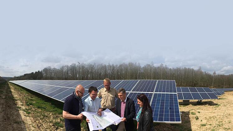 Bei der Inbetriebnahme: (von links) Projektentwickler Alexander Wachter, Adolf Stögbauer von der ausführenden Firma Amatec, Investor Harald Eder, Bürgermeister Siegfried Decker und Diana Boller vom Bauamt der Gemeinde. Foto: Jürgen Gärtner