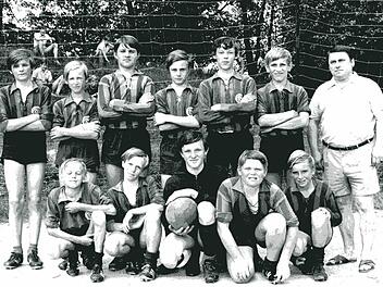 Junge Gesichter: Das Bild zeigt die erfolgreiche Schülermannschaft des SV Marienweiher von 1968, die sich nach der Neugründung gleich in der ersten Saison den zweiten Tabellenplatz erkämpfte. Von links stehend: Karl Zapf, Karl Kolb, Wilfried Lang, Albin Städtler, Reimund Popp, Heiner Auer und Schülerleiter Hans Greim sowie hockend von links Alfons Schedel, Reinhard Hoffmann, Edgar Ott, Reiner Greim und Norbert Felgenhauer.