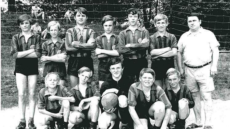 Junge Gesichter: Das Bild zeigt die erfolgreiche Schülermannschaft des SV Marienweiher von 1968, die sich nach der Neugründung gleich in der ersten Saison den zweiten Tabellenplatz erkämpfte. Von links stehend: Karl Zapf, Karl Kolb, Wilfried Lang, Albin Städtler, Reimund Popp, Heiner Auer und Schülerleiter Hans Greim sowie hockend von links Alfons Schedel, Reinhard Hoffmann, Edgar Ott, Reiner Greim und Norbert Felgenhauer.