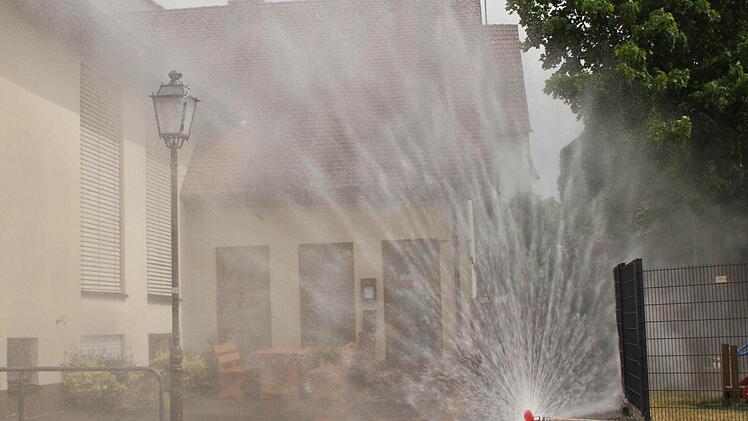 Die Ortswehren bauten auch eine Wasserwand vor dem Marktsaal auf.