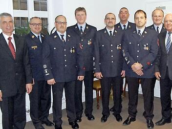 Ehrung verdienter Feuerwehrleute (von links): Bürgermeister Gregor Friedlein-Zech, Kreisbrandrat Timm Vogler, Markus Gahn, Frank Schmitt, Achim Schirmer, Michael Grießinger, Bernd Schmitt, Roland Kießling und Helmut Fischer Fotos: Andreas Welz