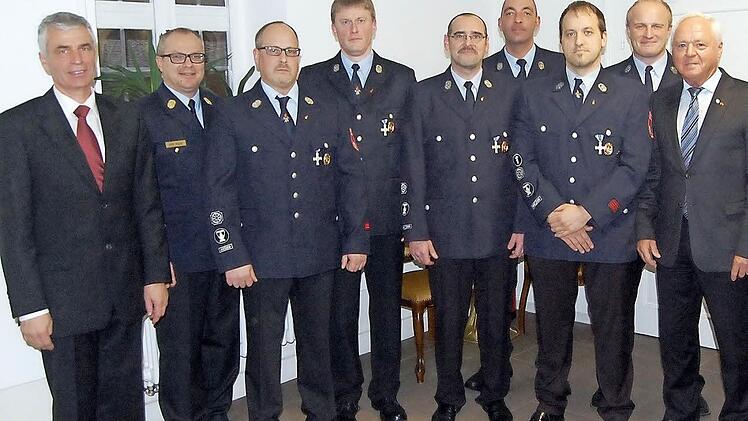 Ehrung verdienter Feuerwehrleute (von links): Bürgermeister Gregor Friedlein-Zech, Kreisbrandrat Timm Vogler, Markus Gahn, Frank Schmitt, Achim Schirmer, Michael Grießinger, Bernd Schmitt, Roland Kießling und Helmut Fischer Fotos: Andreas Welz