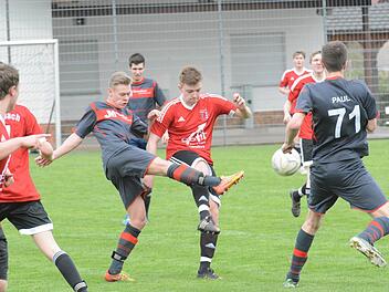 Motiviert, aber glücklos: Chancen zum Derbysieg für den SV Gräfendorf hatten Max Petrunin (links) und Paul Weber (rechts) zuhauf. Doch am Ende jubelte Simon Jendraschewski (Bildmitte) mit seinen Teamkollegen von der SG Diebach Foto: ssp