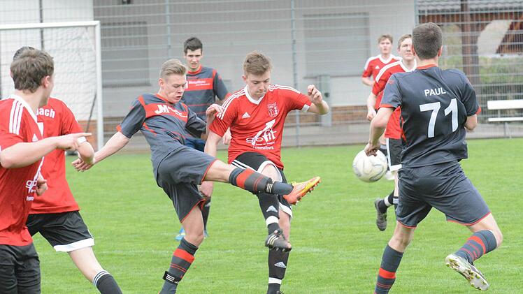 Motiviert, aber glücklos: Chancen zum Derbysieg für den SV Gräfendorf hatten Max Petrunin (links) und Paul Weber (rechts) zuhauf. Doch am Ende jubelte Simon Jendraschewski (Bildmitte) mit seinen Teamkollegen von der SG Diebach Foto: ssp
