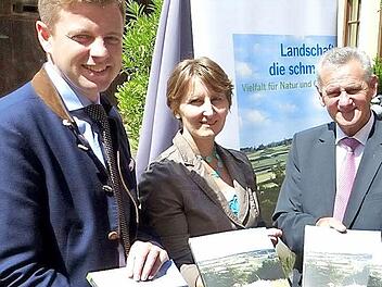 "Landschaft, die schmeckt!" lautet der Titel eines neuen Buches über die Vielfalt für Natur und Gaumen im Naturpark Frankenwald.Unser Bild zeigt (von links) Landrat Oliver Bär (Hof), Beate Singhartinger von der Gebietsbetreuung im Naturpark Frankenwald, die Landräte Oswald Marr (Kronach) und Klaus Peter Söllner (Kulmbach) sowie den Geschäftsführer des Naturparks Frankenwald, Dieter Förster.  Foto: kpw