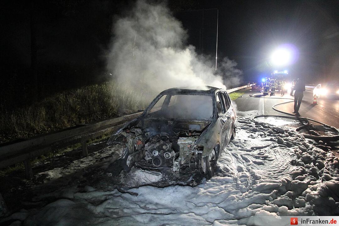Auto geht auf A73  in Flammen auf
