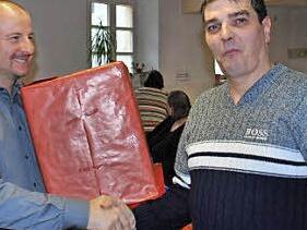 Die Menschen der Einrichtung "Menschen in Not" freuten sich über die Geschenke, überreicht von Christian Förtsch (links).  Foto: Thomas Micheel