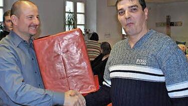 Die Menschen der Einrichtung "Menschen in Not" freuten sich über die Geschenke, überreicht von Christian Förtsch (links).  Foto: Thomas Micheel