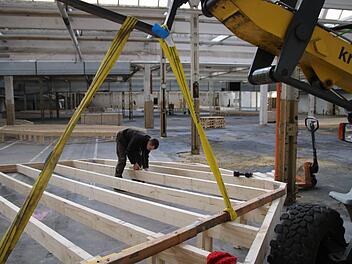 Der Aufbau der Podeste für die Ausstellung ist in vollem Gange. Foto: Jürgen Gärtner