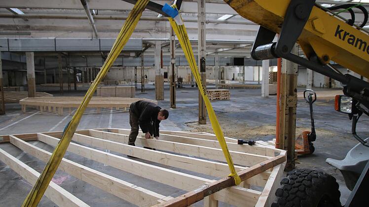 Der Aufbau der Podeste für die Ausstellung ist in vollem Gange. Foto: Jürgen Gärtner