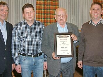 Der Mehrzweckhaus-Bauverein Nurn hat mit Manfred Vogler (Dritter von links) ein neues Ehrenmitglied. Mit im Bild (von links) Bürgermeister Gerhard Wunder, 2. Vorsitzender Tobias Deuerling und Vorsitzender Markus Merkl.  Foto: Hans Franz
