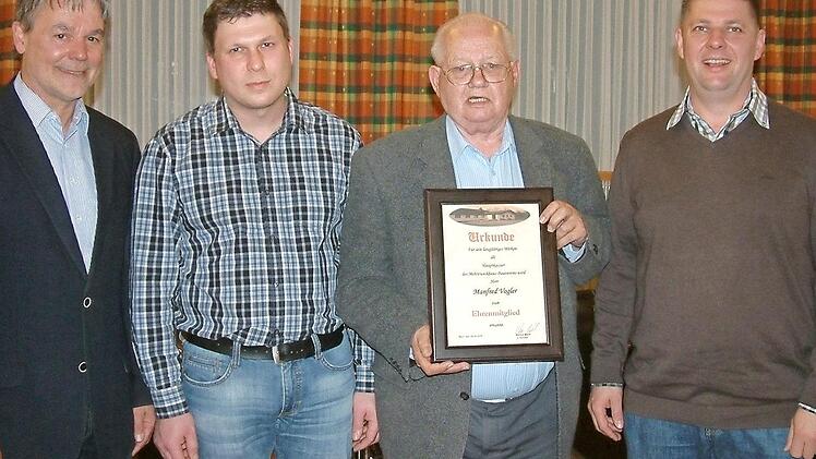 Der Mehrzweckhaus-Bauverein Nurn hat mit Manfred Vogler (Dritter von links) ein neues Ehrenmitglied. Mit im Bild (von links) Bürgermeister Gerhard Wunder, 2. Vorsitzender Tobias Deuerling und Vorsitzender Markus Merkl.  Foto: Hans Franz