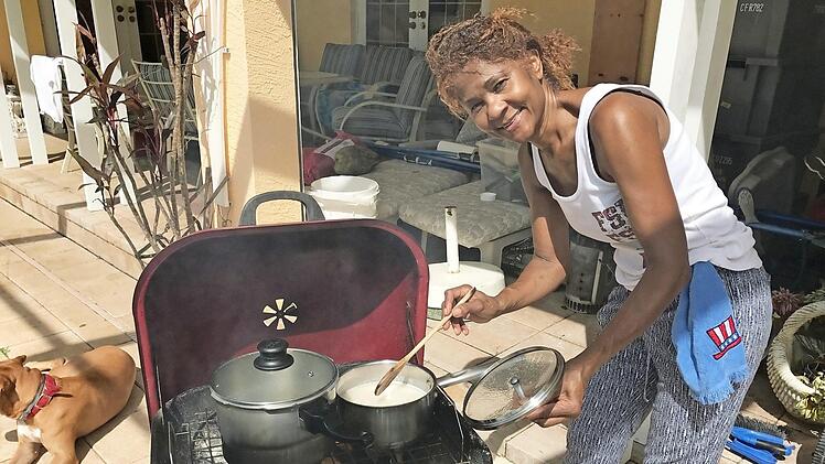Besondere Situationen erfordern besonderen Einfallsreichtum: Fatima Nenninger kochte kurzerhand über Holzfeuer auf dem Grill. Foto: privat