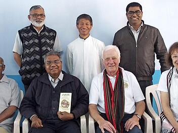 Sie sprachen über die Partnerschaft zwischen Mittelfranken und Indien: Pater Mathew Nebu (Economer), Pater Samuel Elow (Schulleiter und Pfarrer), Pater Benny James Karinattu (Sekretär des Provinzial - oben von links) sowie Pater Joseph Nangachivettil, Provincial Nestor Guria (mit Zubza-Flyer), Ernst und Anita Klimek (unten von links). Foto: privat