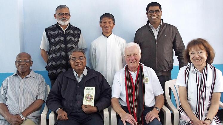 Sie sprachen über die Partnerschaft zwischen Mittelfranken und Indien: Pater Mathew Nebu (Economer), Pater Samuel Elow (Schulleiter und Pfarrer), Pater Benny James Karinattu (Sekretär des Provinzial - oben von links) sowie Pater Joseph Nangachivettil, Provincial Nestor Guria (mit Zubza-Flyer), Ernst und Anita Klimek (unten von links). Foto: privat