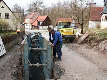 Bürgermeister Robert Bosch und Ulrich Hentschel von der Baufirma Stübinger (vorne) besprechen den Verlauf der Baustelle am Gänsgries in Schmeilsdorf. Foto: Jürgen Gärtner