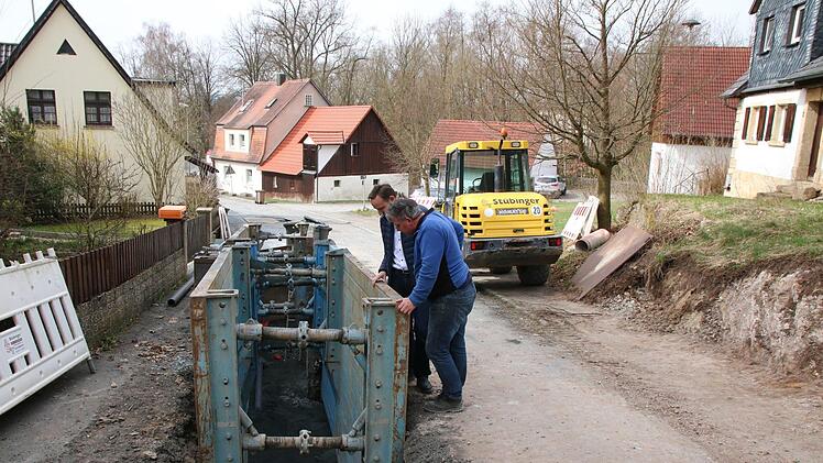 Bürgermeister Robert Bosch und Ulrich Hentschel von der Baufirma Stübinger (vorne) besprechen den Verlauf der Baustelle am Gänsgries in Schmeilsdorf. Foto: Jürgen Gärtner