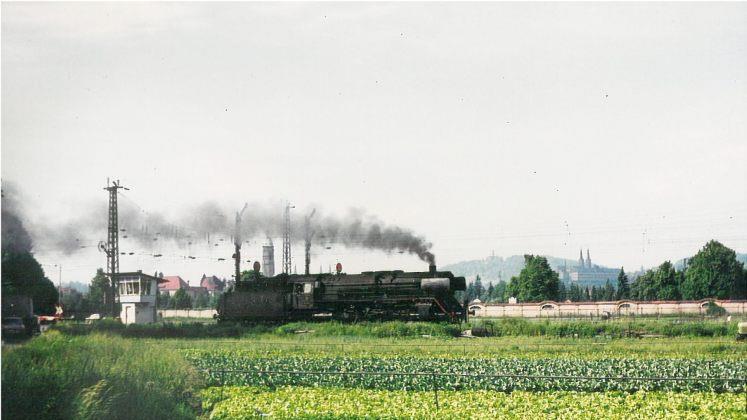 Eine einzeln fahrende Lok der Baureihe 001 hat am 1.6.1973 auf dem Weg nach Hof den ehemaligen Schrankenposten an der Gundelsheimer Strasse passiert. Foto: Jürgen Neller