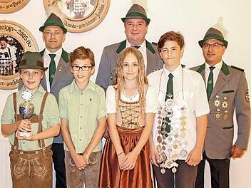 Jungschützenkönig und Jugendpokalgewinner: vorn v. l. Kevin Stadelmann (Jugendpokal-Gewinner), 1. Ritter Niklas Beez, 2. Ritterin Lidia Simonnenko und Jungschützenkönig Dennis Kuzmin; hintere Reihe v. l. Michael Reuth (Vorstand), Günther Lieb (1. Schützenmeister und Jugendtrainer) sowie Jugendsportleiter Eduardo Iuliano Fotos: Karl-Heinz Hofmann
