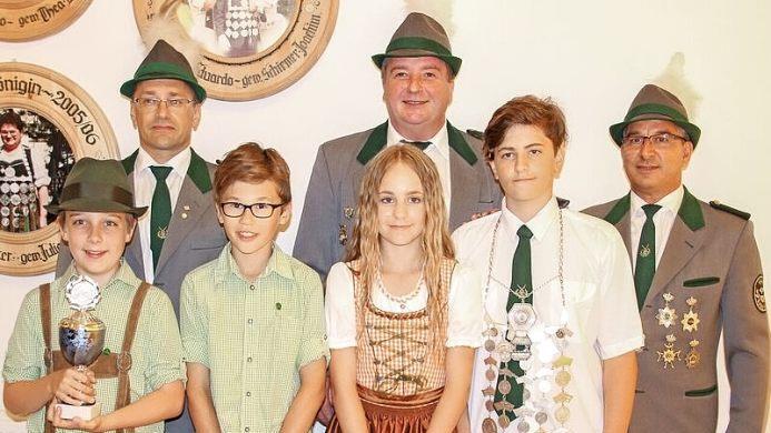Jungschützenkönig und Jugendpokalgewinner: vorn v. l. Kevin Stadelmann (Jugendpokal-Gewinner), 1. Ritter Niklas Beez, 2. Ritterin Lidia Simonnenko und Jungschützenkönig Dennis Kuzmin; hintere Reihe v. l. Michael Reuth (Vorstand), Günther Lieb (1. Schützenmeister und Jugendtrainer) sowie Jugendsportleiter Eduardo Iuliano Fotos: Karl-Heinz Hofmann