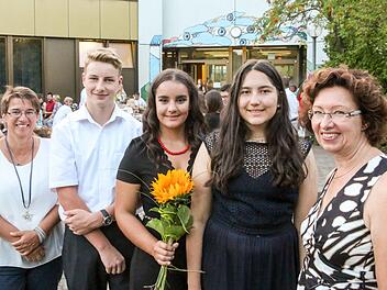 Die besten drei Absolventen mit Klassenleiterin Susanne Flechsig (links im Bild) und Schulleiterin Doris Hörath (von links): Elias Goller (Notendurchschnitt 2,4), Karina Rolheiser (Notendurchschnitt 1,8) und Elif Alan (Notendurchschnitt 2,5)  Foto: Adriane Lochner