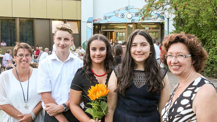 Die besten drei Absolventen mit Klassenleiterin Susanne Flechsig (links im Bild) und Schulleiterin Doris Hörath (von links): Elias Goller (Notendurchschnitt 2,4), Karina Rolheiser (Notendurchschnitt 1,8) und Elif Alan (Notendurchschnitt 2,5)  Foto: Adriane Lochner