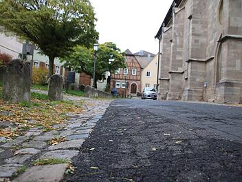 Der Kirchplatz dürfte derzeit in der Rangliste der schlechtesten Straßen einen vorderen Platz belegen. Die Stadt will das Umfeld im nächsten Jahr angehen. Doch es gibt noch viel mehr zu tun. Thomas Malz