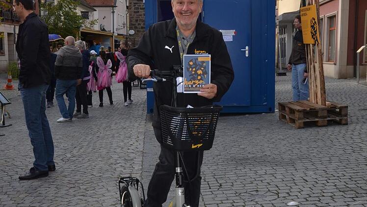 Helmut Biehler rollt auf dem städtischen E-Scooter durch die Stadt.