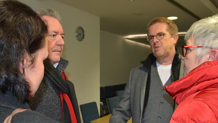 Nach der Sitzung des Bauausschusses sprachen Renate Maier (rechts) und ihre Tochter Carmen (links) mit dem Bauherren Markus Gildner (Zweiter von rechts) und Stadtrat Holger Auernheimer.  Foto: Bernhard Panzer