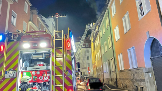 Mehrfamilienhaus in Schweinfurter Innenstadt in Flammen - mehrere Personen verletzt