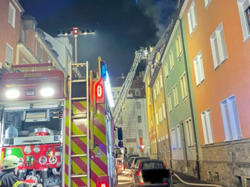Mehrfamilienhaus in Schweinfurter Innenstadt in Flammen - mehrere Personen verletzt