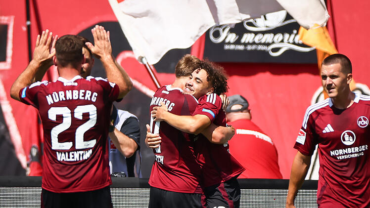 1. FC Nürnberg - FC Schalke 04: Club schlägt Schalke bei Kloses Heimpremiere