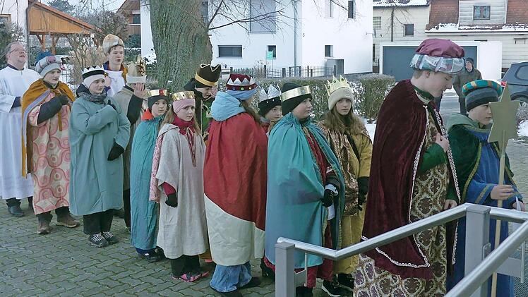 Die Sternsinger ziehen in die Haundorfer Kirche ein.