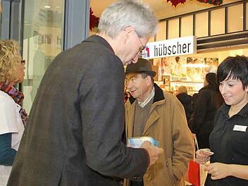 Viktoria Komlowski und Manfred Wende sind irritiert, dass der Weg in die Apotheke versperrt ist. Von Apotheker Hans Peter Hubmann und seiner Mitarbeiterin Bettina Schubert lassen sie sich den Grund für die Protestaktion erklären. Foto: Katrin Geyer
