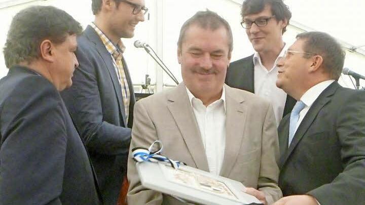 Landrat Klaus Peter Söllner (links) und Oberbürgermeister Henry Schramm (rechts) gratulieren Hans Sell (mitte) und seinen Söhnen Andreas und Michael. Foto: Katharina Müller-Sanke