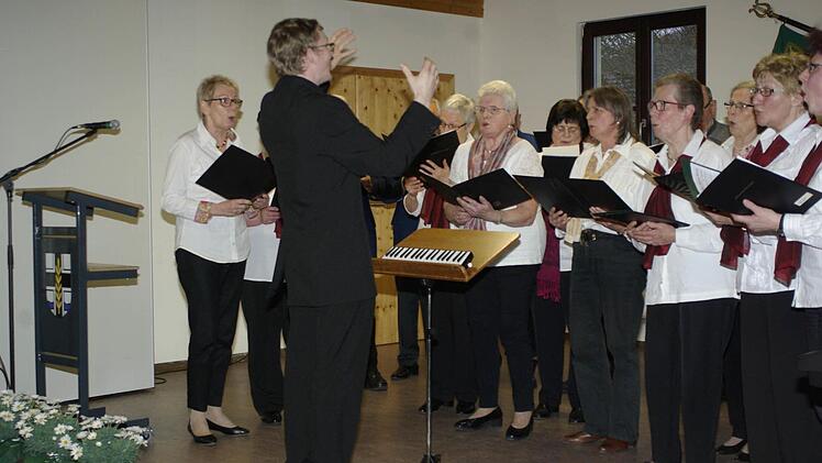 Die Chorgemeinschaft Diebach/Windheim mit Florian Seufert. Foto: Winfried Ehling