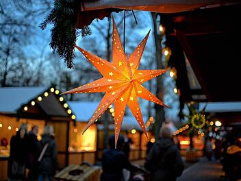 Mit stimmungsvollem Lichterglanz locken die Weihnachtsm&auml;rkte im Landkreis wieder die Besucher. Archivfoto: dpa