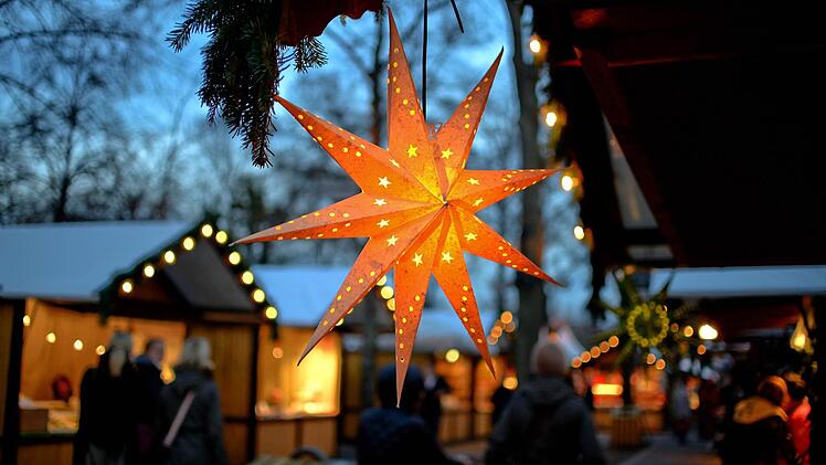 Mit stimmungsvollem Lichterglanz locken die Weihnachtsm&auml;rkte im Landkreis wieder die Besucher. Archivfoto: dpa