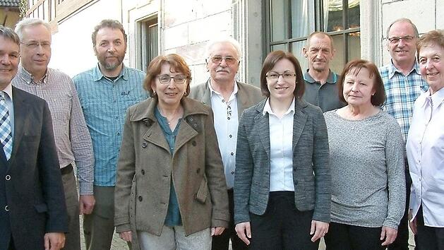 Der Vorstand der Ortsgruppe Steinwiesen des Frankenwaldvereins mit Wanderk&ouml;nig Walter Deuerling (Zweiter von rechts). Von links: B&uuml;rgermeister Gerhard Wunder, Wegewart Peter Wahlich, H&uuml;ttenwart Wilfried Deuerling, Kassierin Lydia Deuerling, Ehrenvorsitzender Leonhard Tesching, Vorsitzende Jessica Deuerling-Feil, Wanderwart Wolfgang Richter und Schriftf&uuml;hrerin Maria Kochdumper Foto: Hans Franz